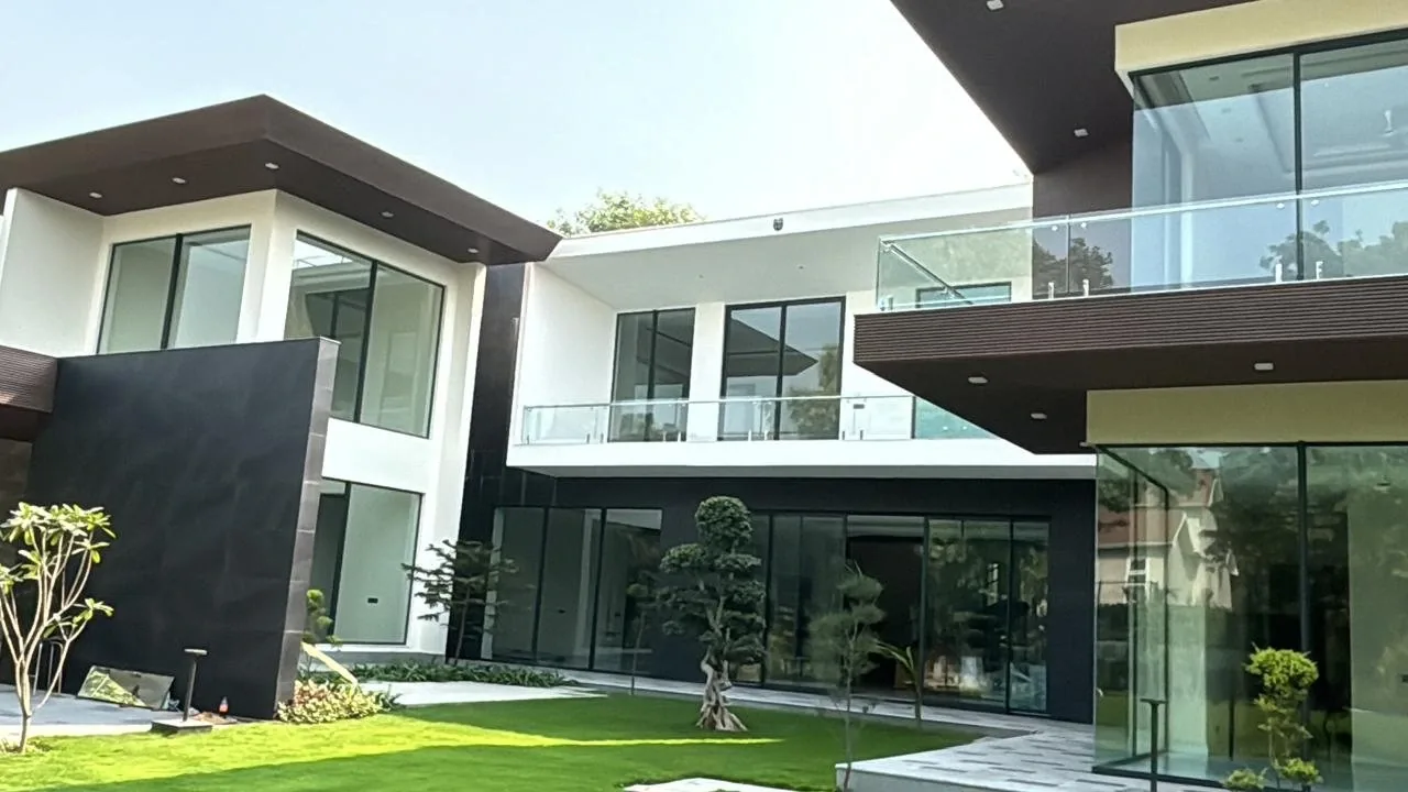 Modern villa facade with aluminium and glass systems